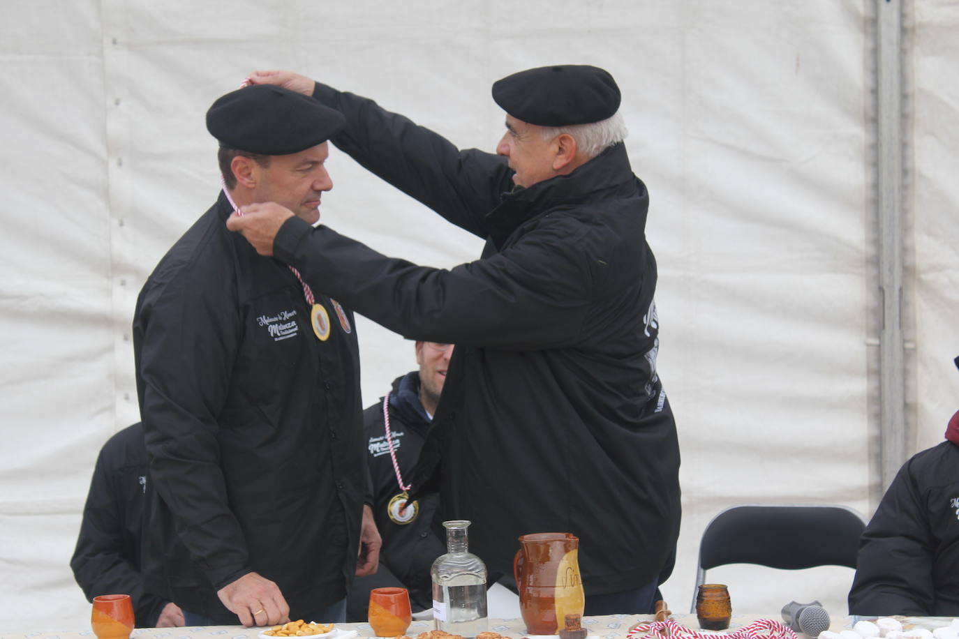 Brindis con vino y aguardiente en la Fiesta de la Matanza Tradicional de Barruecopardo