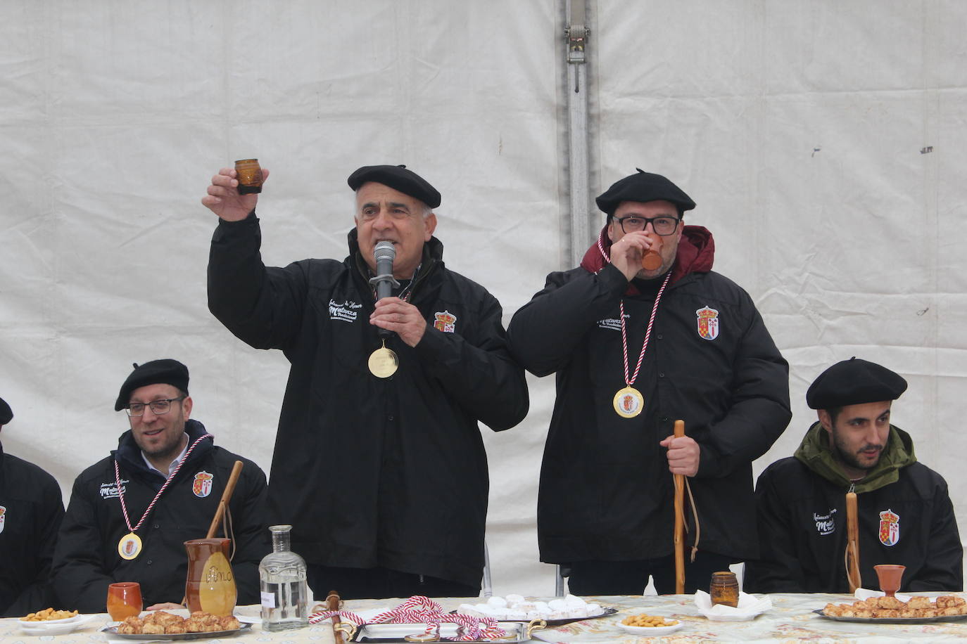 Brindis con vino y aguardiente en la Fiesta de la Matanza Tradicional de Barruecopardo