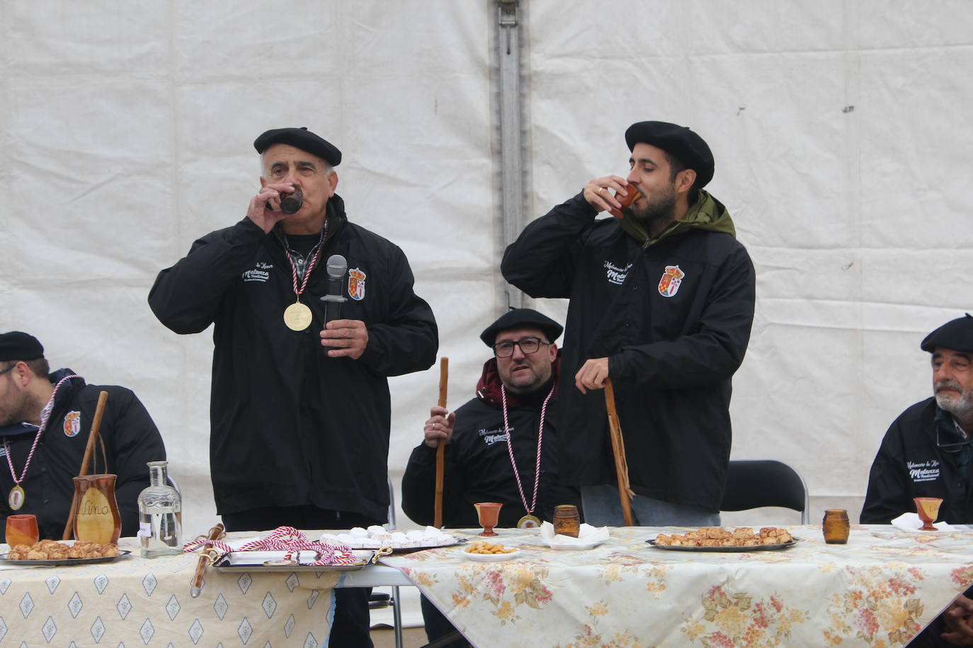Brindis con vino y aguardiente en la Fiesta de la Matanza Tradicional de Barruecopardo