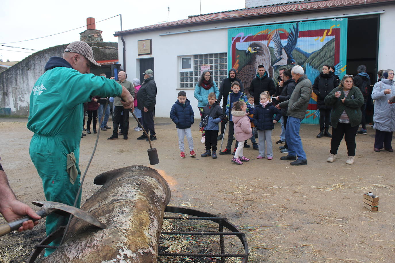 Brindis con vino y aguardiente en la Fiesta de la Matanza Tradicional de Barruecopardo