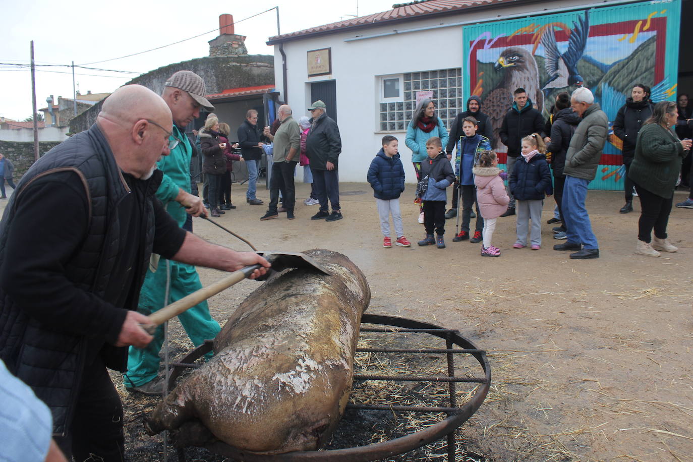Brindis con vino y aguardiente en la Fiesta de la Matanza Tradicional de Barruecopardo