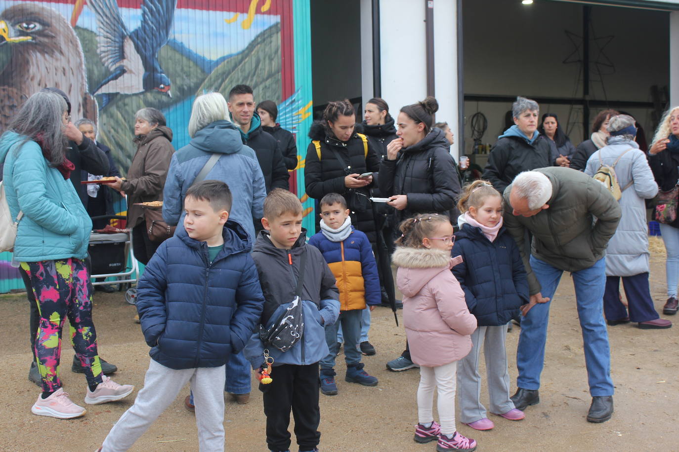 Brindis con vino y aguardiente en la Fiesta de la Matanza Tradicional de Barruecopardo
