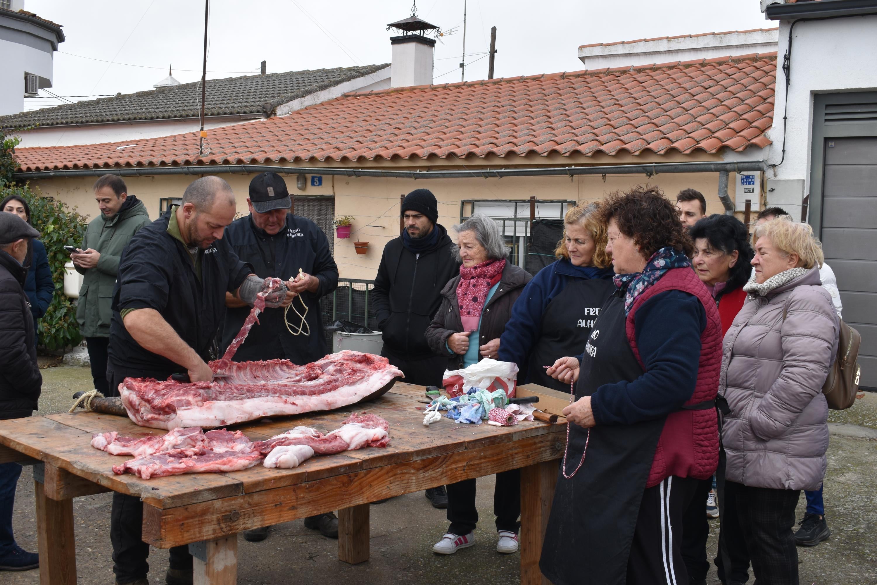 Fresno Alhándiga homenajea a los voluntarios de su matanza tradicional