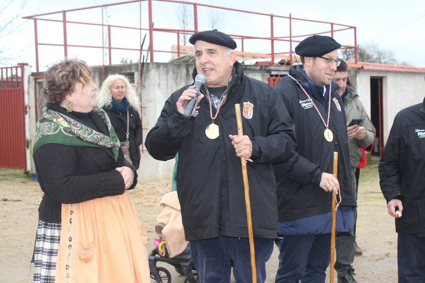 Brindis con vino y aguardiente en la Fiesta de la Matanza Tradicional de Barruecopardo
