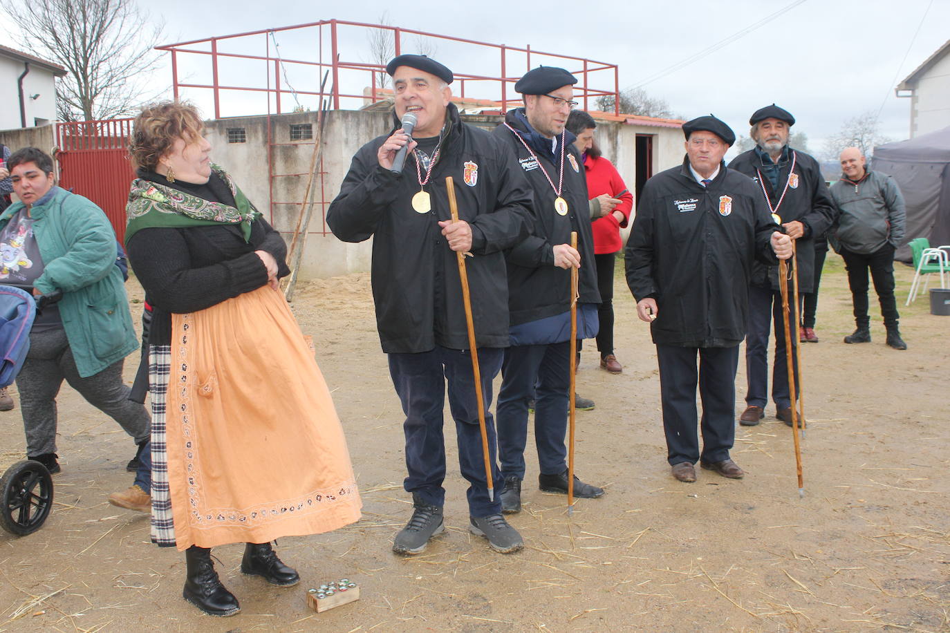 Brindis con vino y aguardiente en la Fiesta de la Matanza Tradicional de Barruecopardo