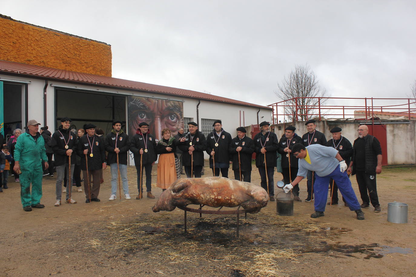 Brindis con vino y aguardiente en la Fiesta de la Matanza Tradicional de Barruecopardo