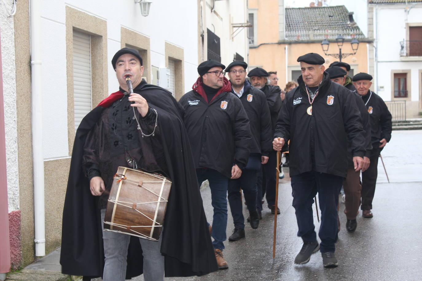 Brindis con vino y aguardiente en la Fiesta de la Matanza Tradicional de Barruecopardo