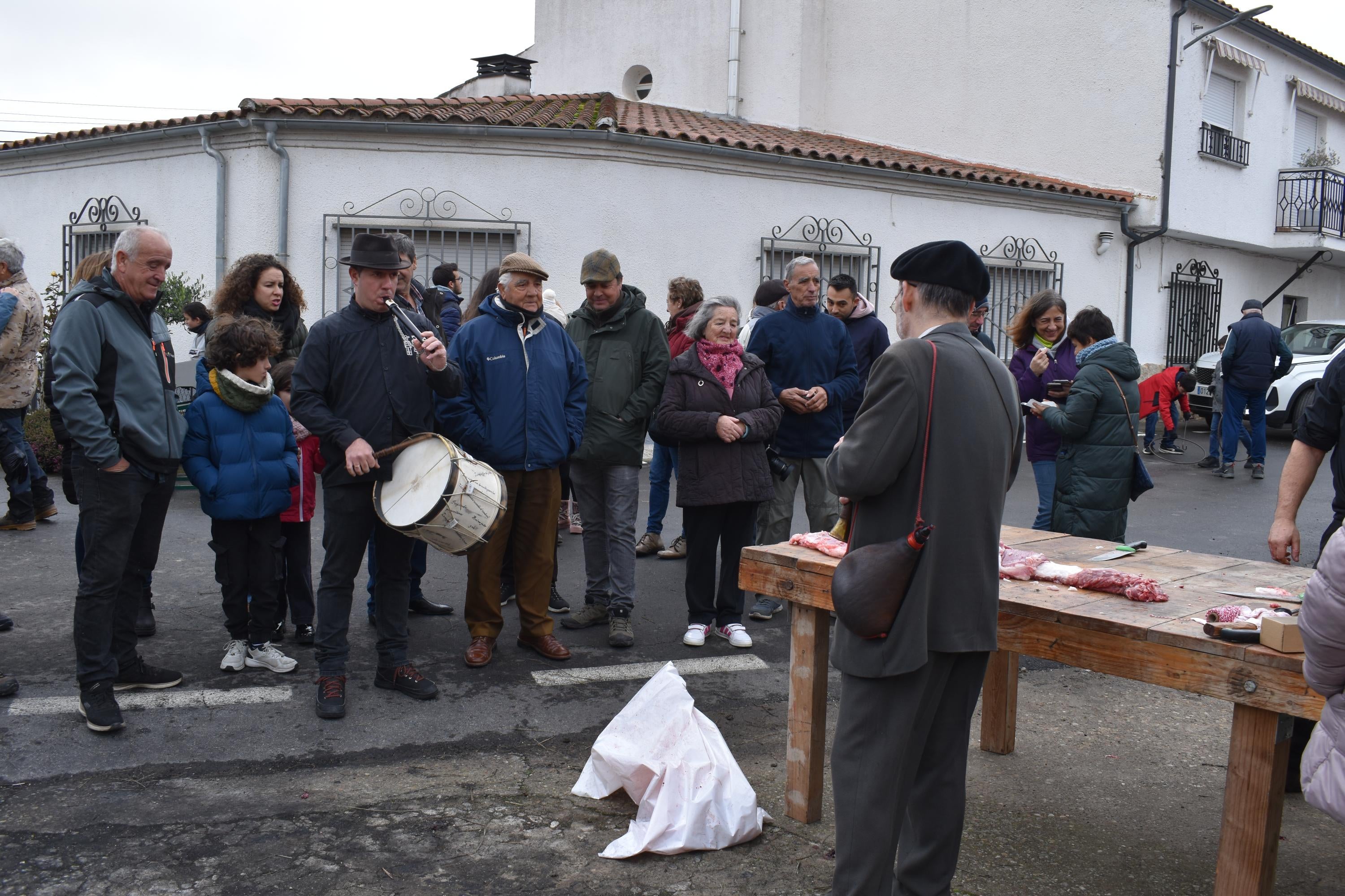 Fresno Alhándiga homenajea a los voluntarios de su matanza tradicional
