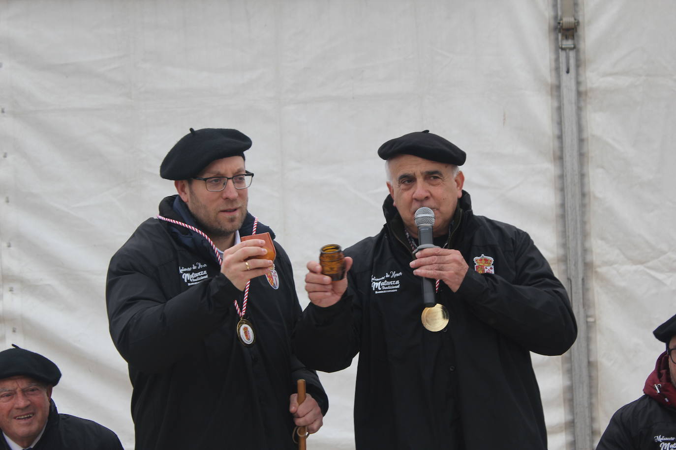 Brindis con vino y aguardiente en la Fiesta de la Matanza Tradicional de Barruecopardo