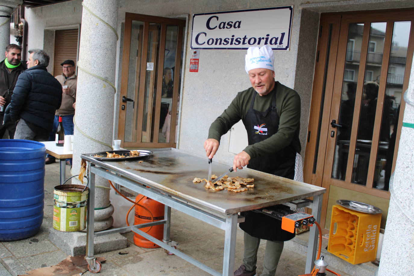 La llovizna no impide la matanza en Santibáñez de la Sierra