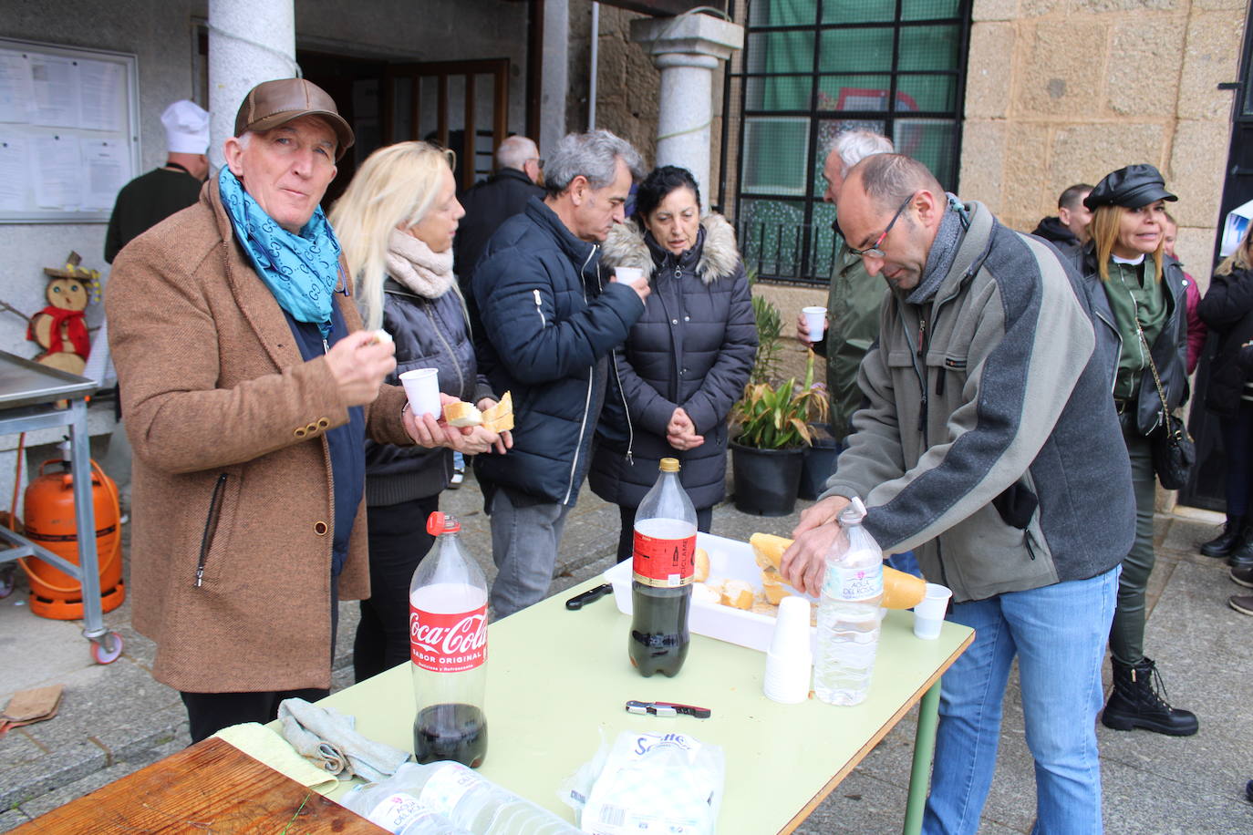 La llovizna no impide la matanza en Santibáñez de la Sierra