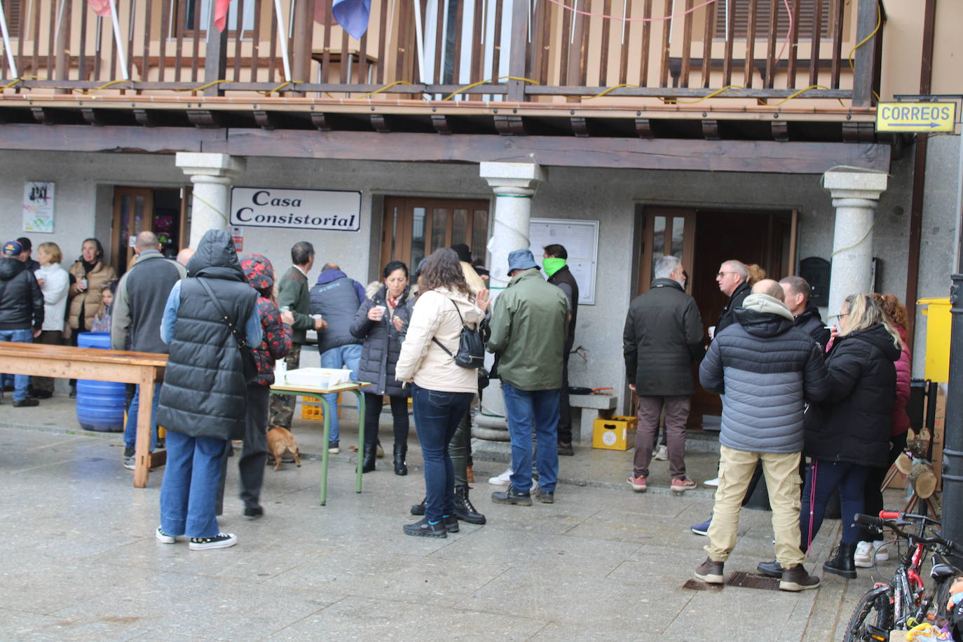 La llovizna no impide la matanza en Santibáñez de la Sierra
