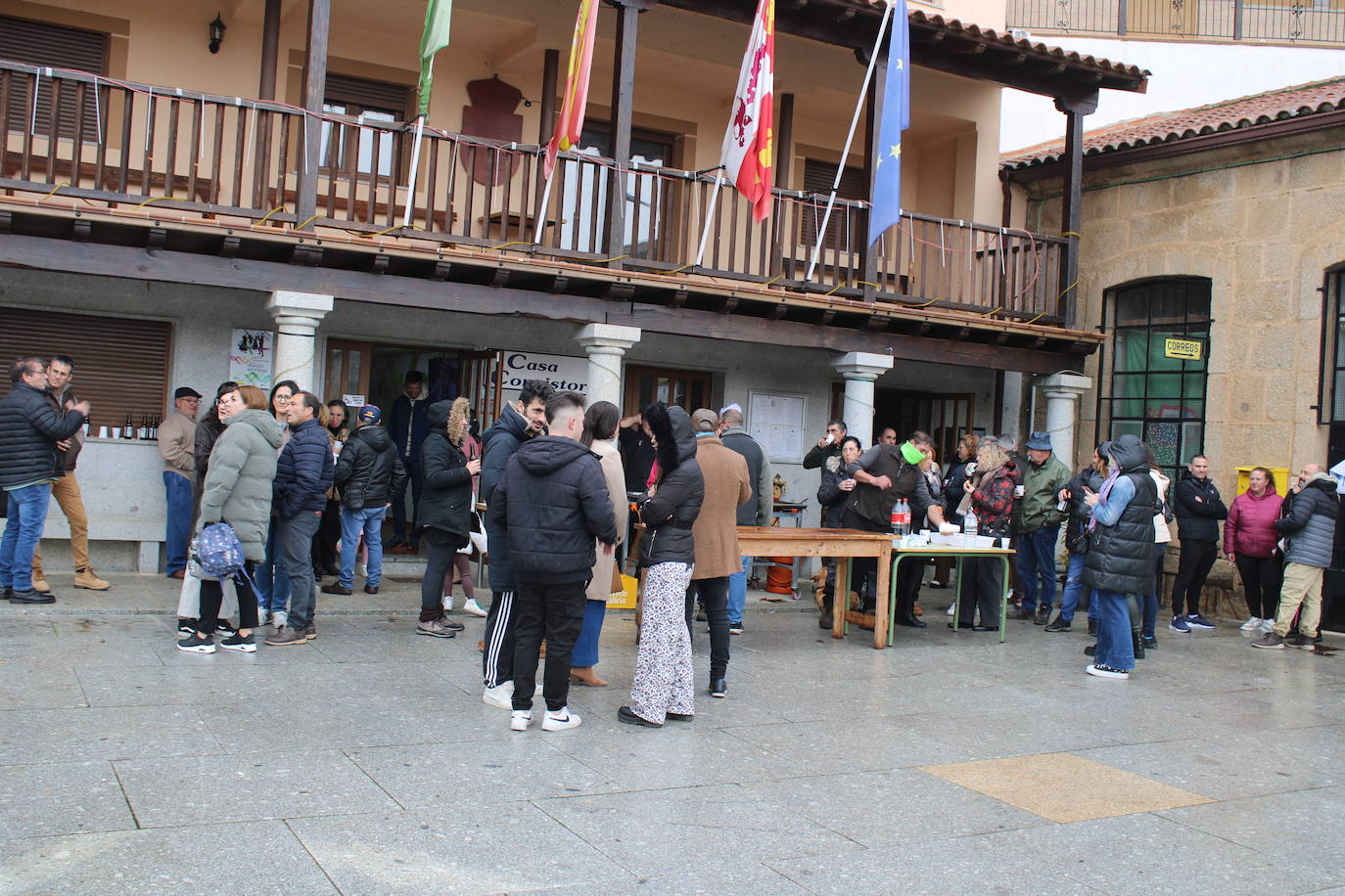 La llovizna no impide la matanza en Santibáñez de la Sierra