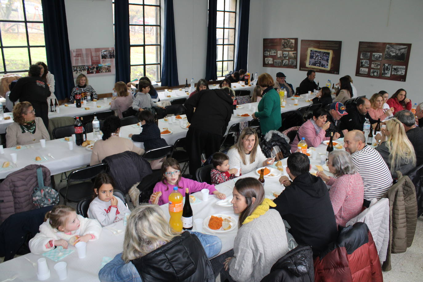 La llovizna no impide la matanza en Santibáñez de la Sierra