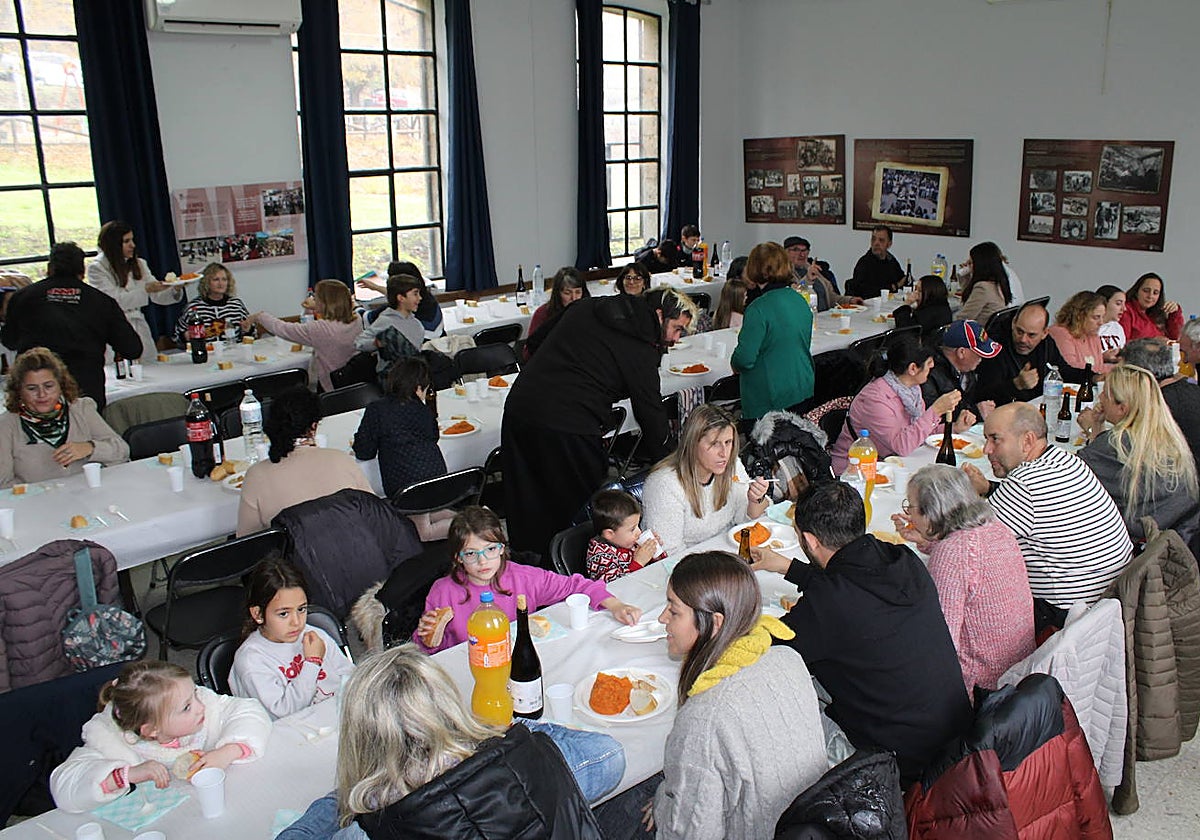 La llovizna no impide la matanza en Santibáñez de la Sierra