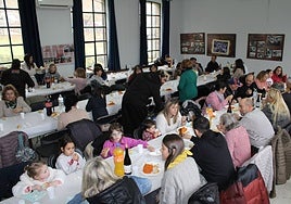 La comida se celebró en el interior del salón municipal