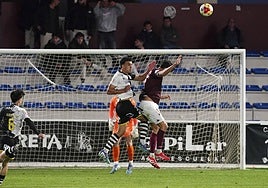 Gorjón, zaguero de Unionistas, despeja el cuero en el partido de la presente temporada contra el Pontevedra.