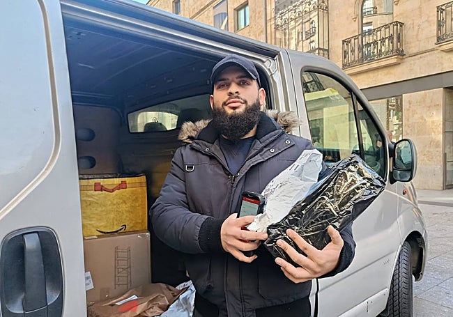 Aaron Motos sujeta varios paquetes en la calle Toro.