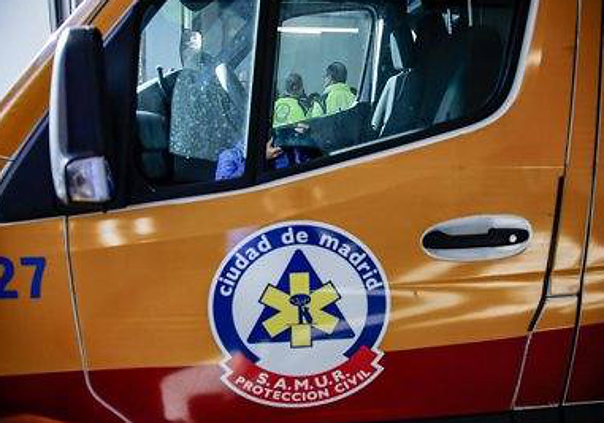 Una ambulancia en el exterior de la base de SAMUR-Protección Civil del distrito de Tetuán, en Madrid.