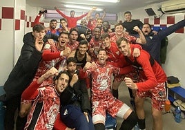 La plantilla del CD Guijuelo celebra el triunfo en Ávila.