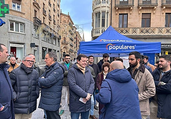 Mañueco, Carbayo y otros cargos del PP y NNGG en el acto de la plaza del Liceo.