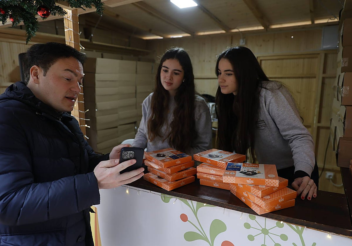 El delegado de Comercio Pedro Martínez comprueba el funcionamiento de la aplicación SALdeCompras