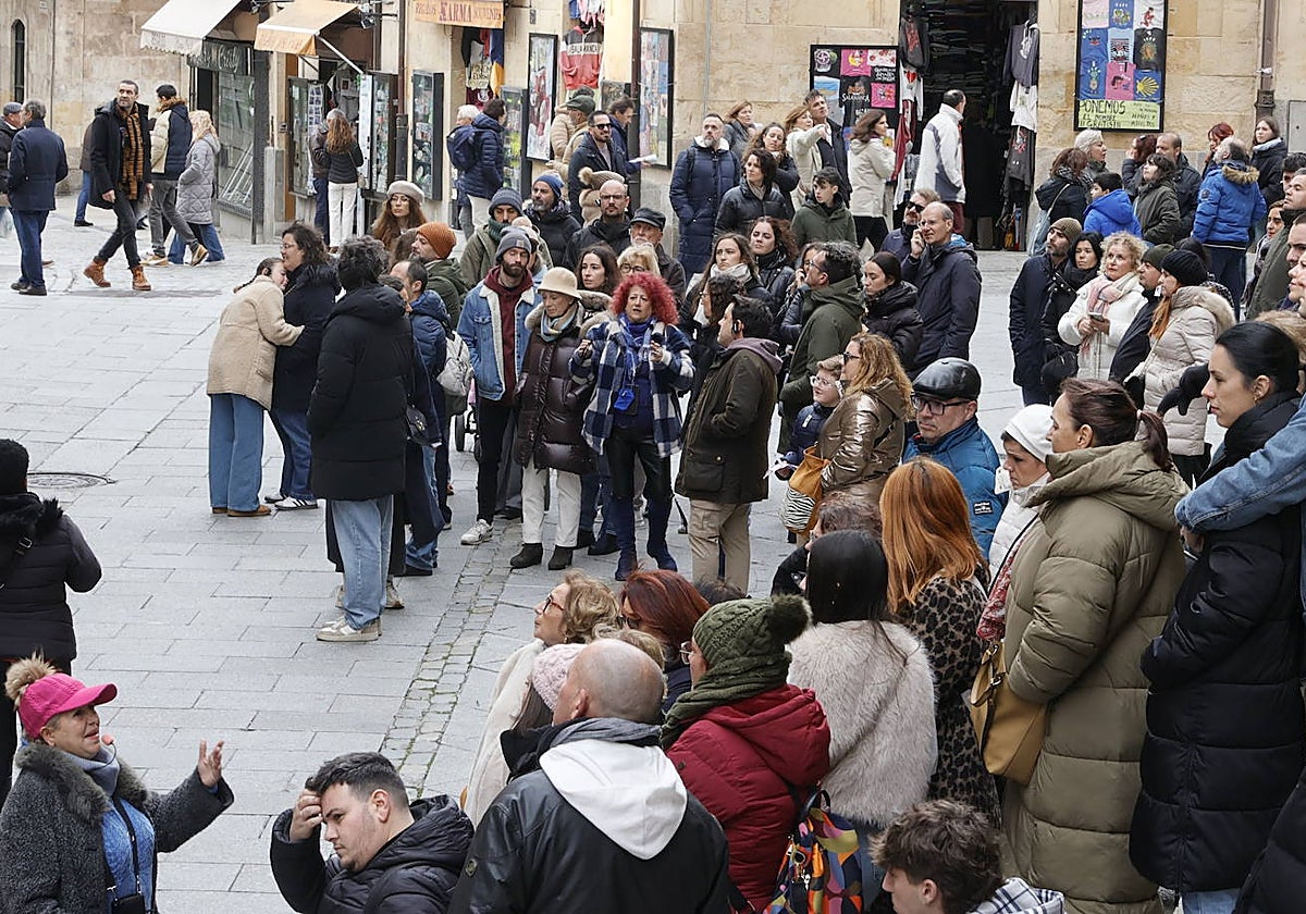 Varios grupos de turistas frente a la Casa de las Conchas.