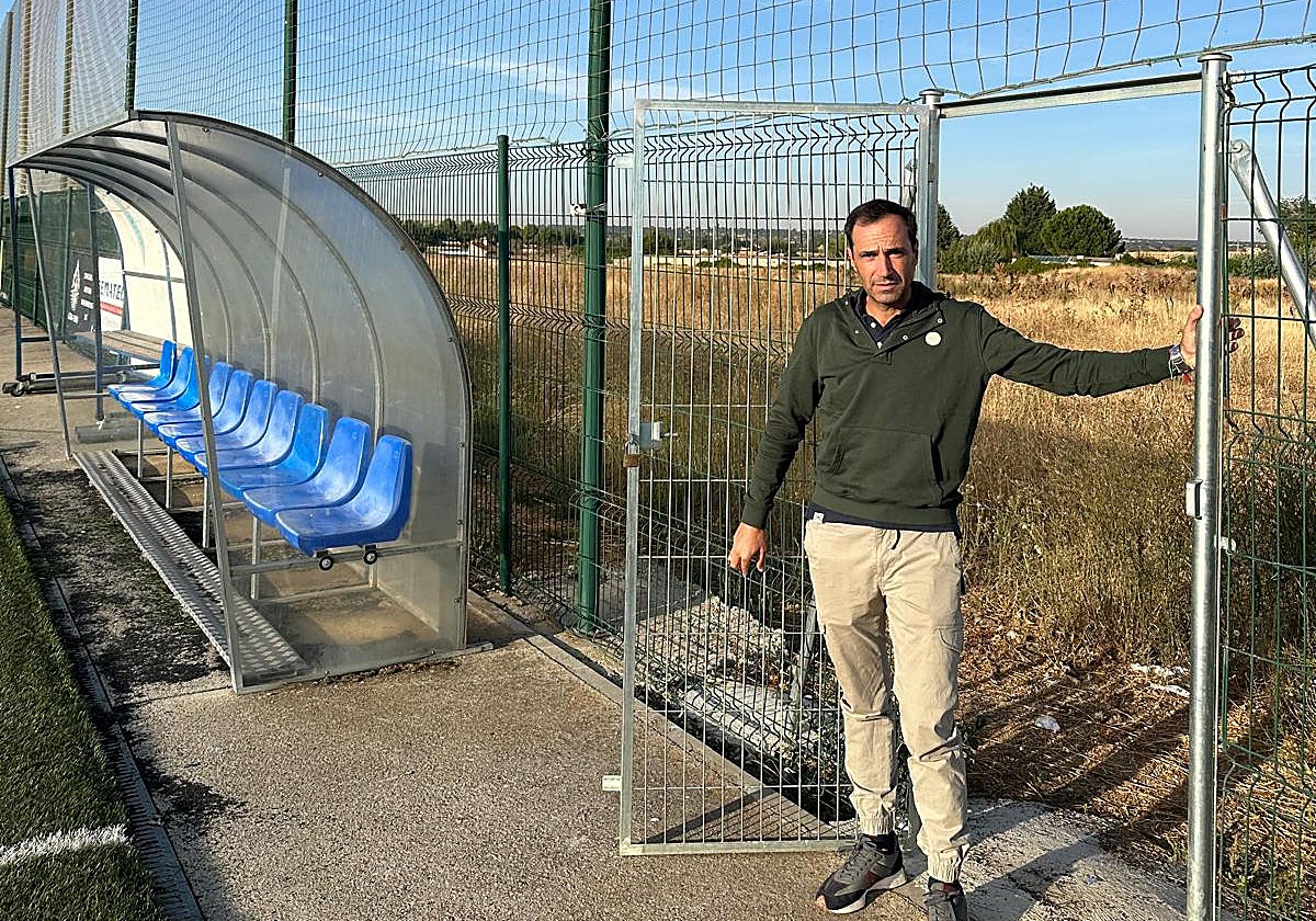 El edil de Deportes, Salvador Ruano, donde se instalarán las gradas.
