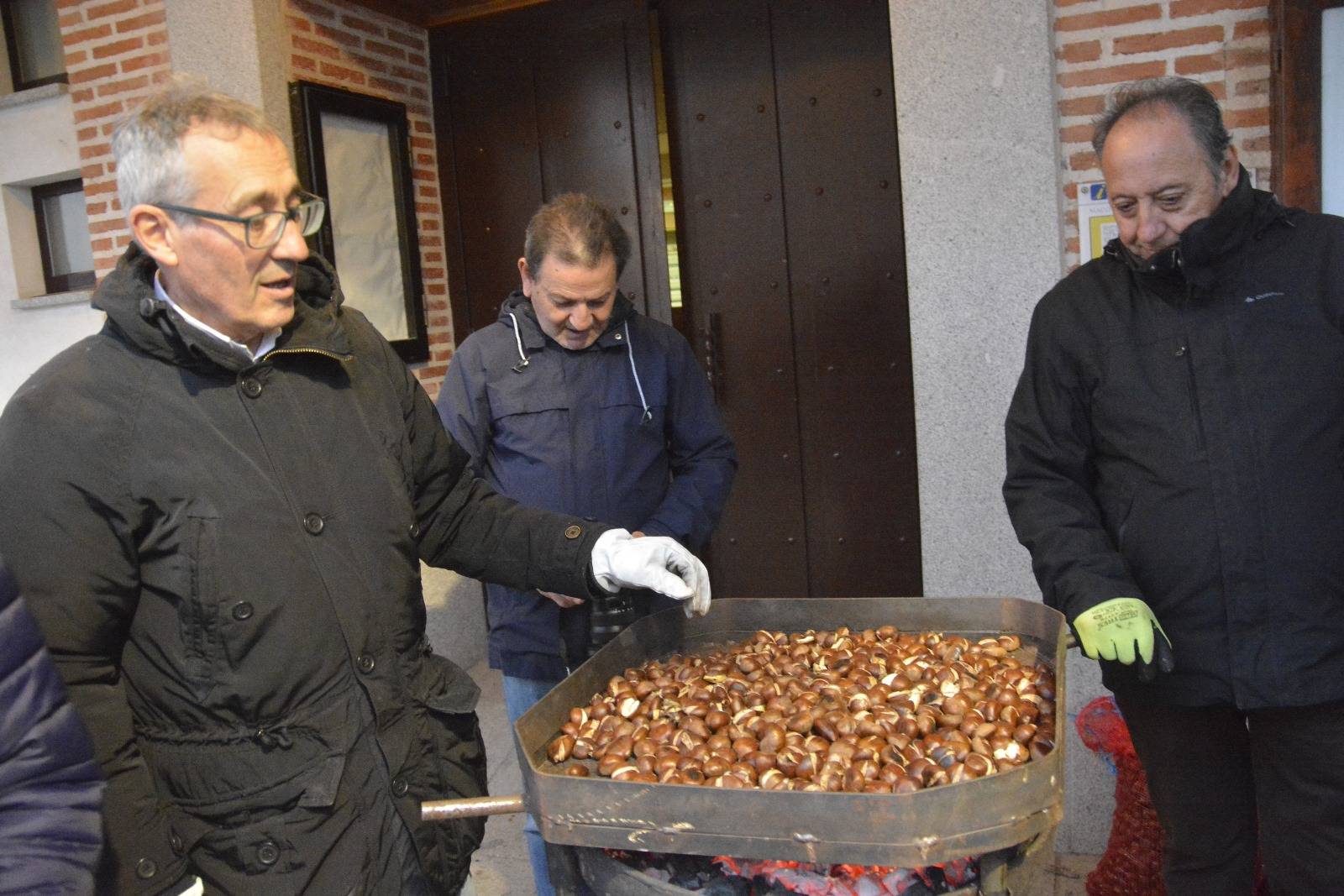 Macotera entra en calor compartiendo castañas asadas