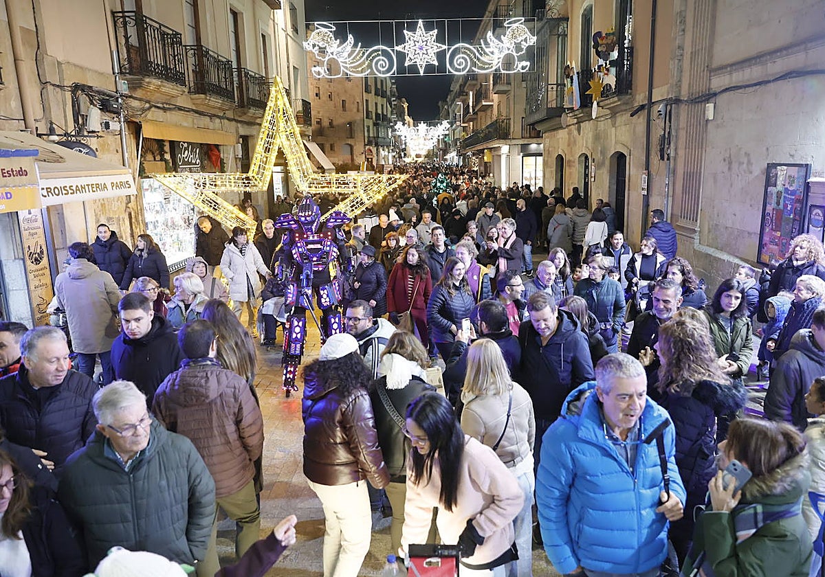 Salamanca, a rebosar: colas en el Huerto y los Anaya, y la Plaza y la Rúa, a reventar