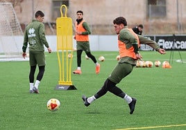 Roldán rematando con su pie derecho en la última sesión de trabajo.