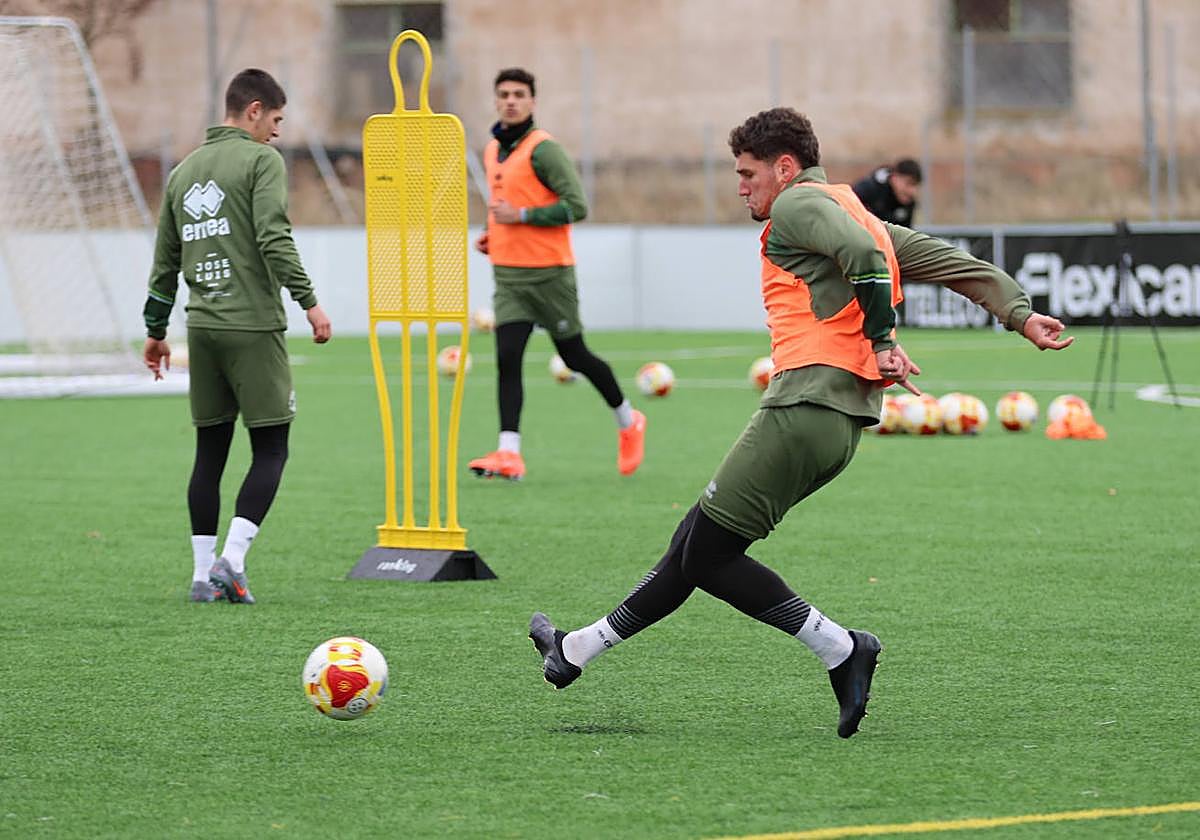 Roldán rematando con su pie derecho en la última sesión de trabajo.