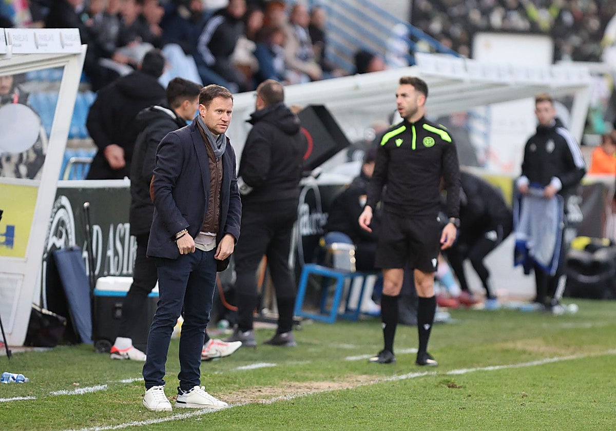 Mario Simón en su área técnica en el choque de este lunes.