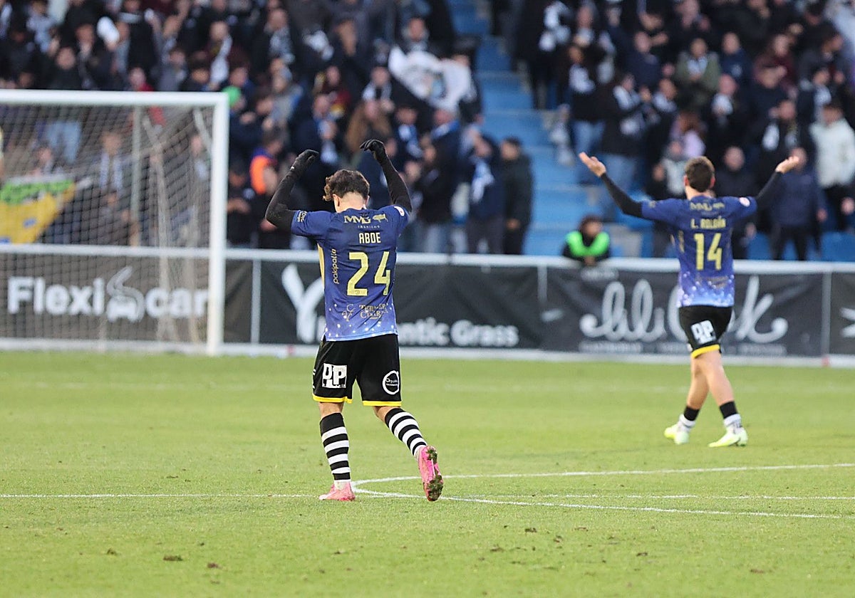 Abde y Roldán celebran el tanto del empate de Gastón Valles.