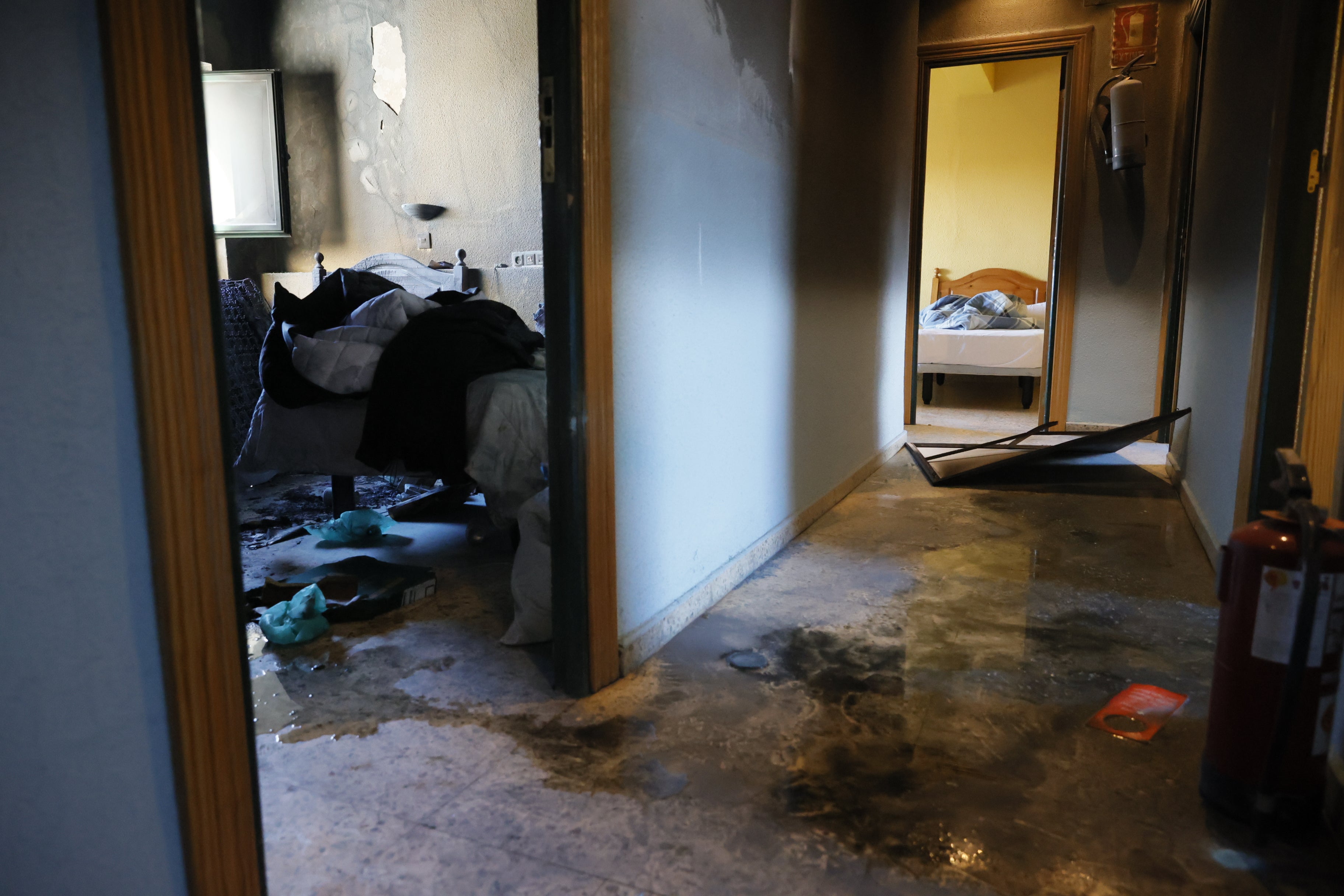 Imágenes exclusivas: así quedó la habitación del hotel del Zurguén arrasada por el fuego por un cigarro encendido