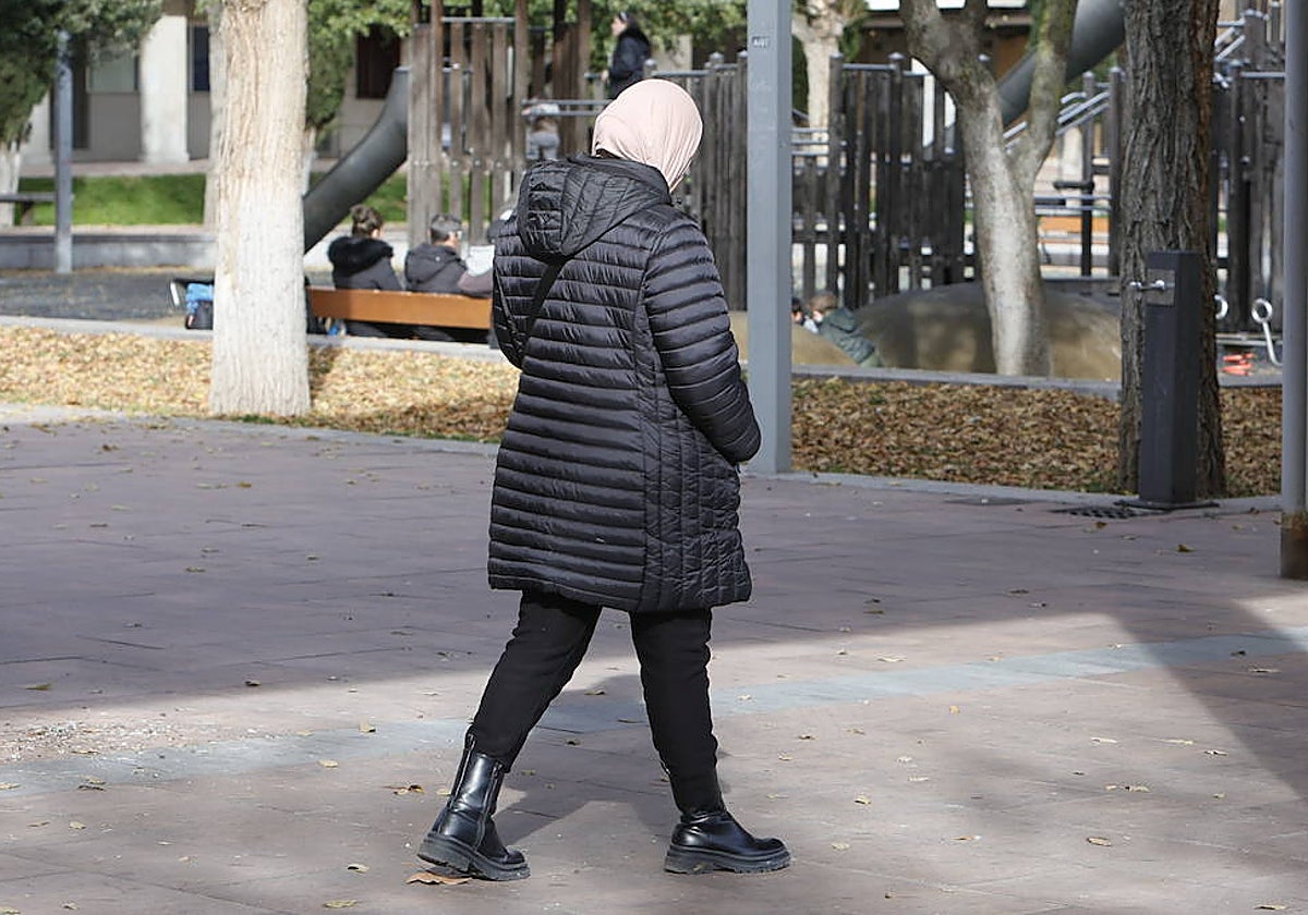Una mujer originaria de un país extranjero en la plaza de Barcelona.