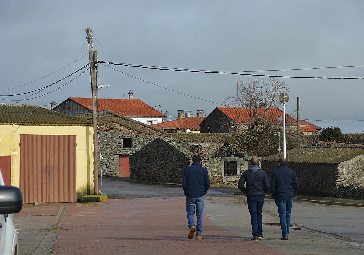 Tres hombres caminando por Gejuelo del Barro.