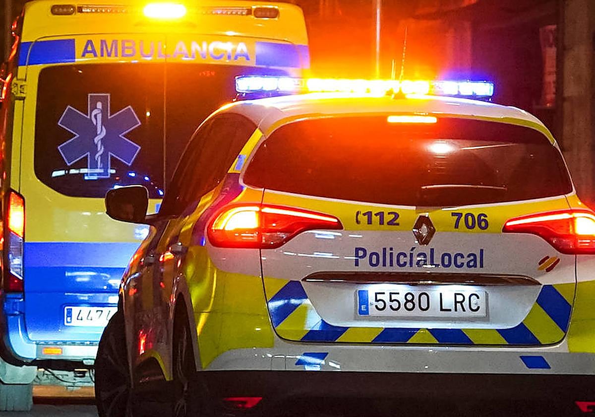 Efectivos de la Policía Local y una ambulancia