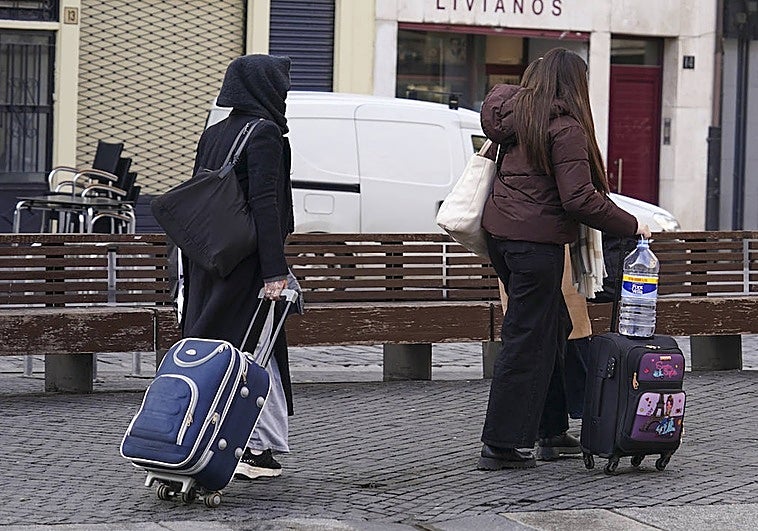 https://s2.ppllstatics.com/lagacetadesalamanca/www/multimedia/2025/12/11/gente%20joven%20estudiantes%20con%20maletas%20viaje%20%20(1)-R2s8AIumnc8Mva9FKrMdOtO-758x531@Gaceta%20Salamanca.jpg