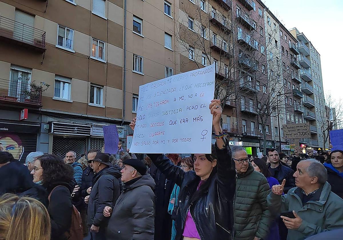 La marea violeta sale a las calles de Salamanca a reivindicar el Día ...