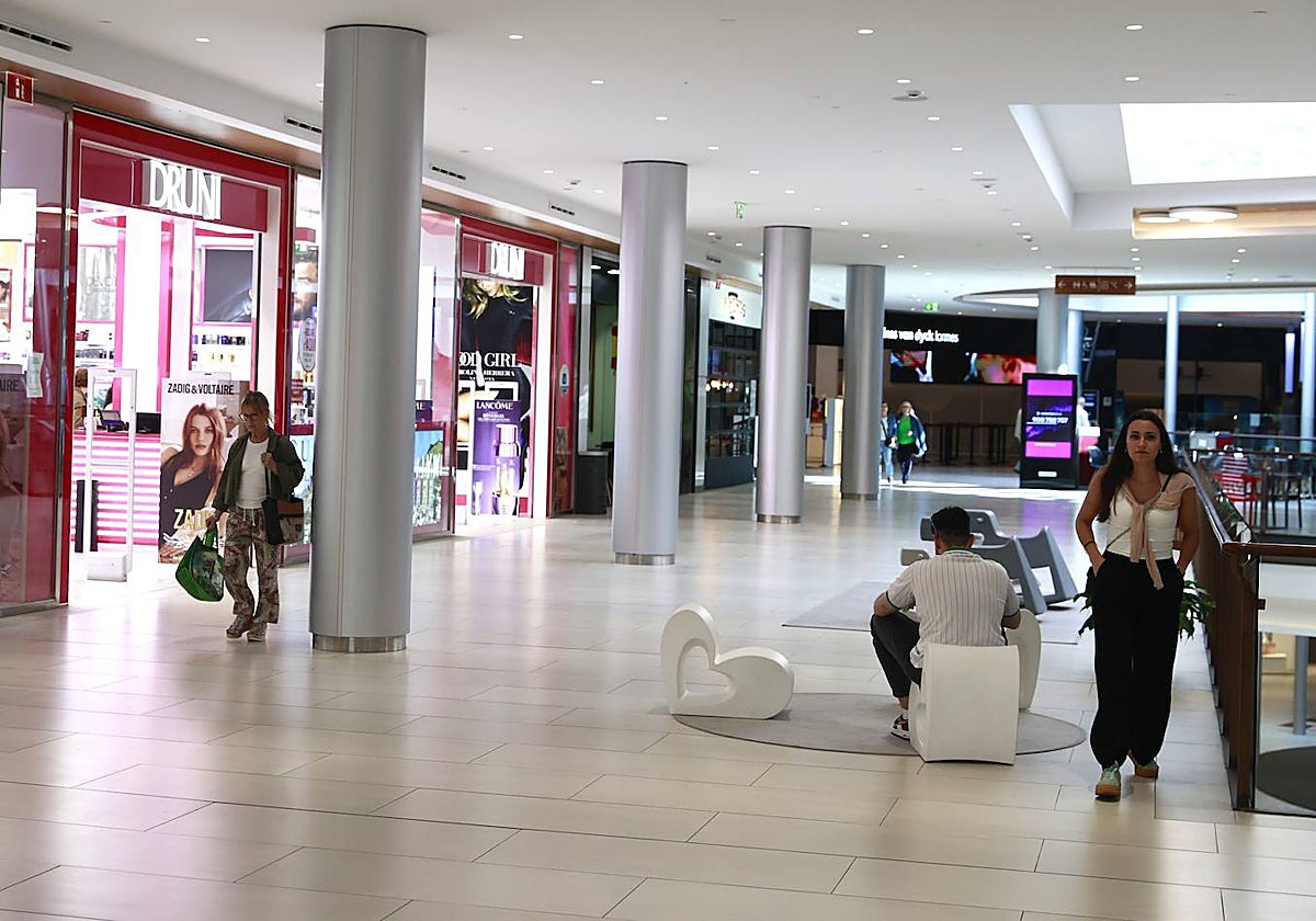El Centro Comercial El Tormes abre con normalidad este viernes