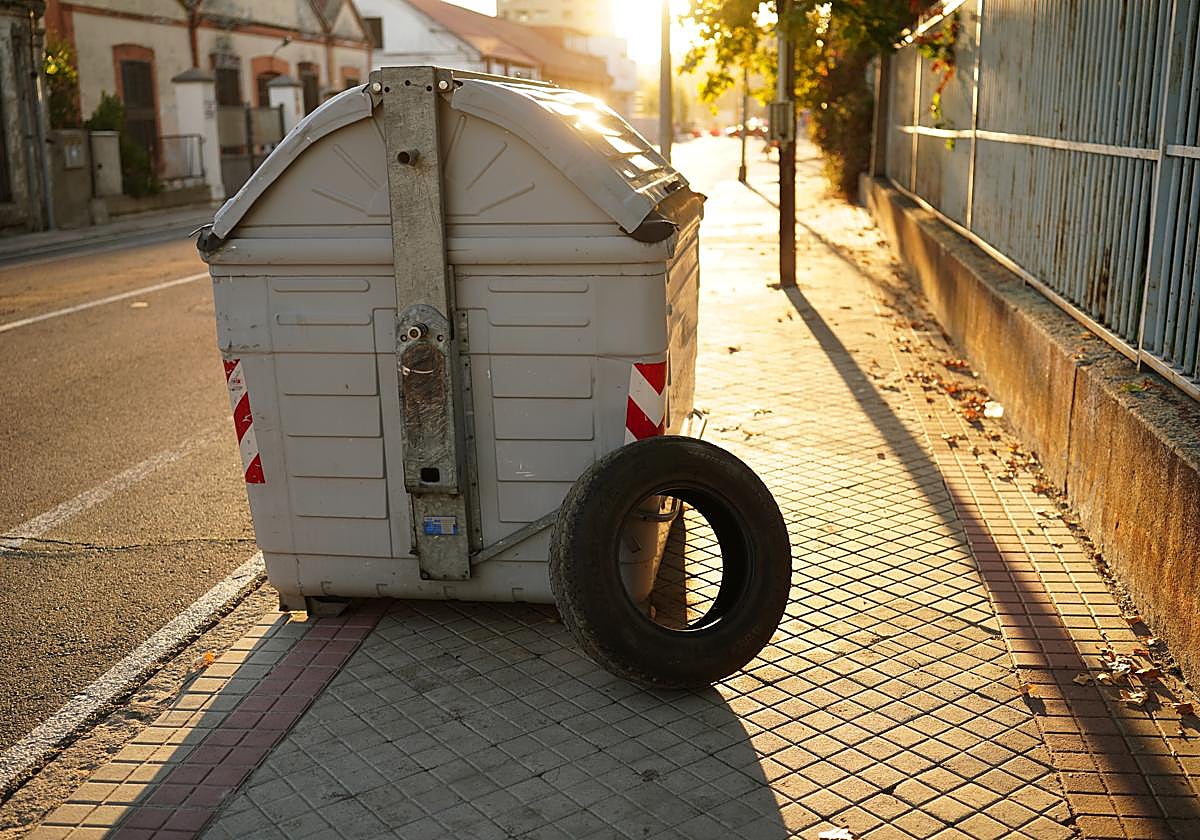 ¡No tires neumáticos al contenedor!