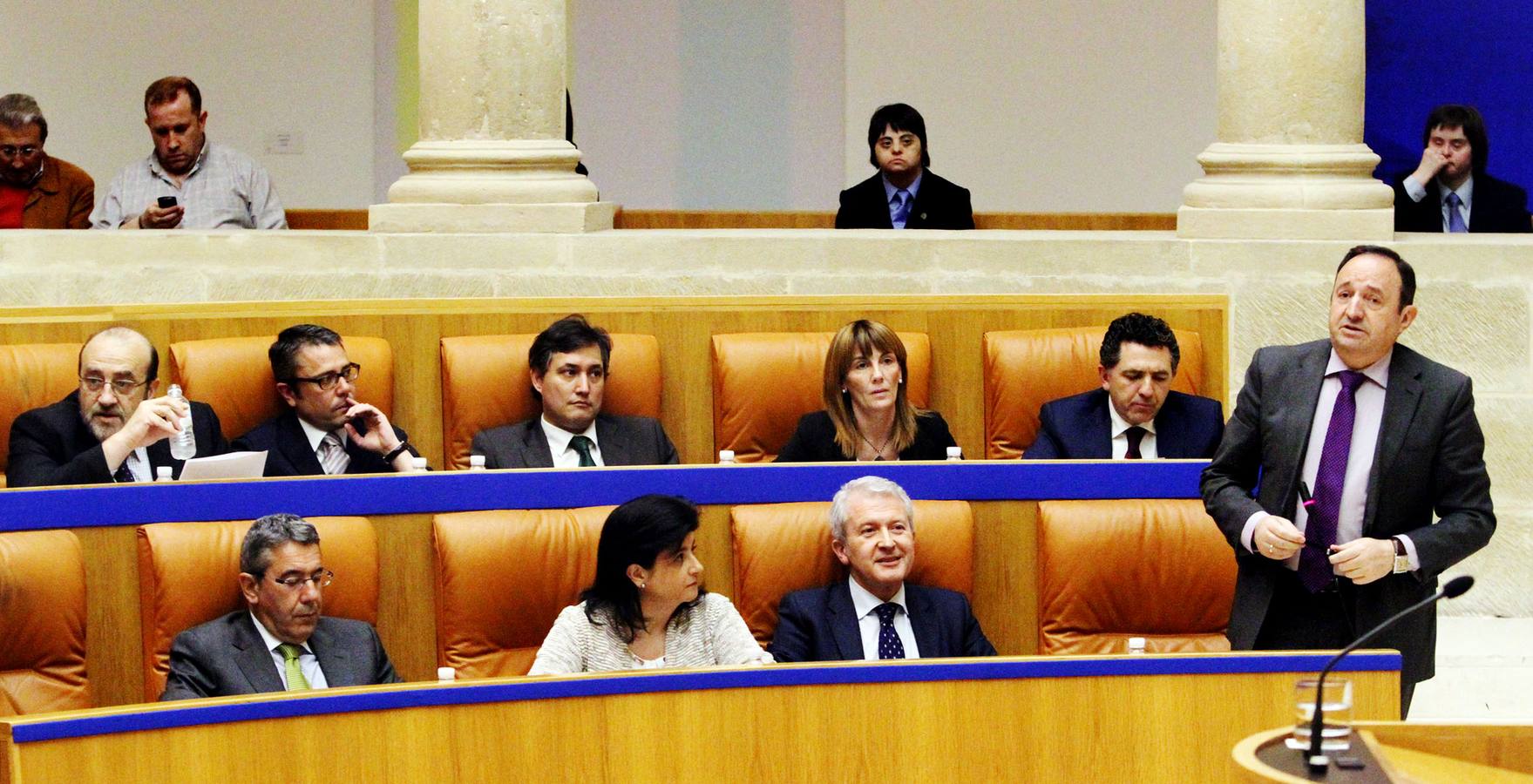 El pleno del Parlamento gira en torno a la AP-68, los Servicios Sociales y los municipios