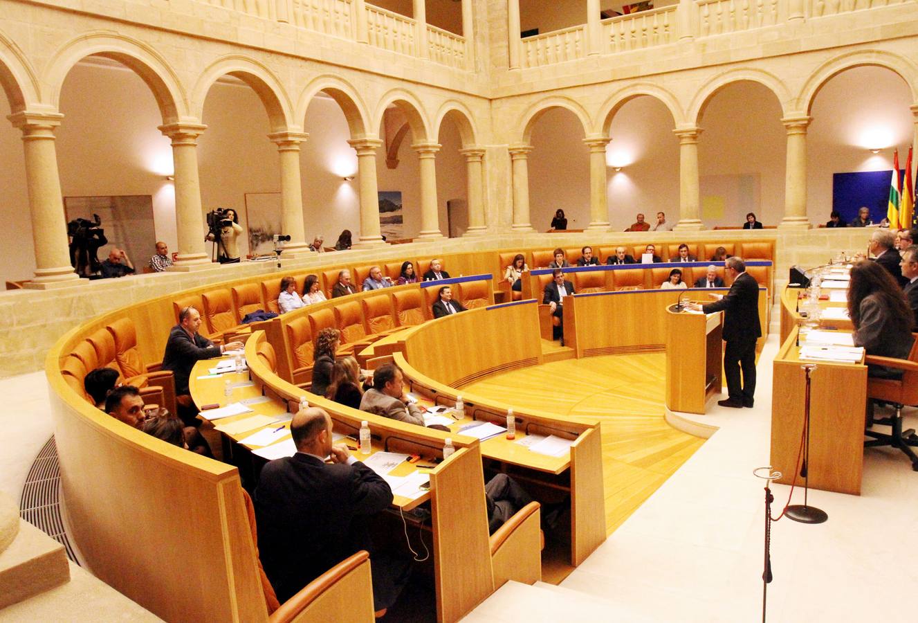 El pleno del Parlamento gira en torno a la AP-68, los Servicios Sociales y los municipios