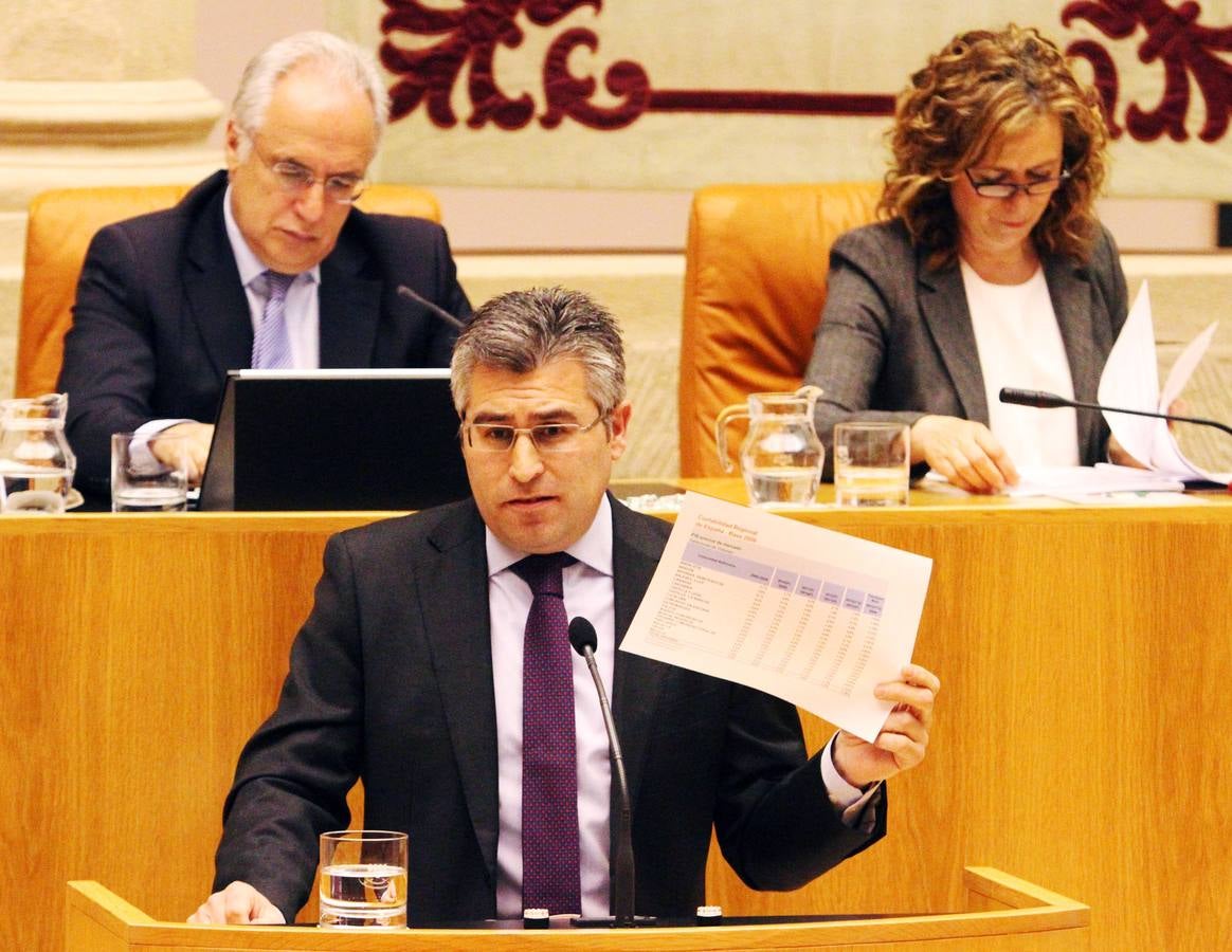 El pleno del Parlamento gira en torno a la AP-68, los Servicios Sociales y los municipios