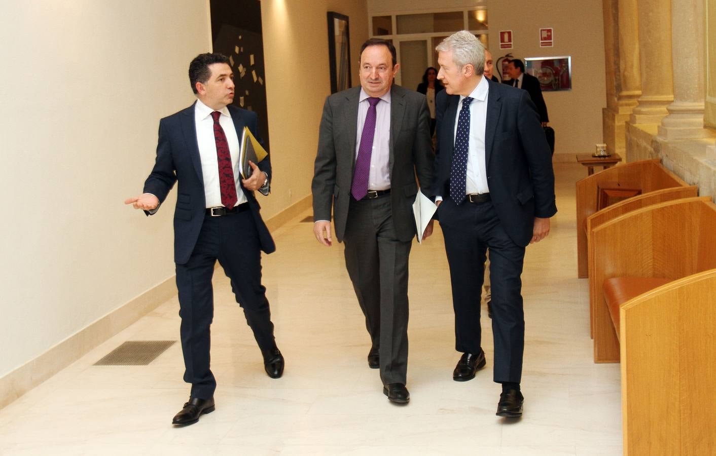 El pleno del Parlamento gira en torno a la AP-68, los Servicios Sociales y los municipios