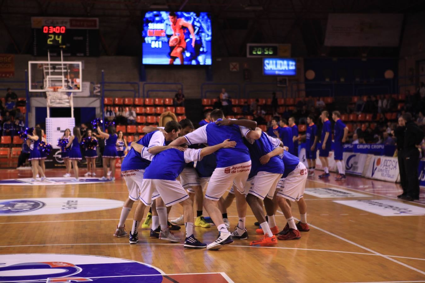 Pasión en la cancha y entre el público durante el Burgos-Cocinas.com (I)