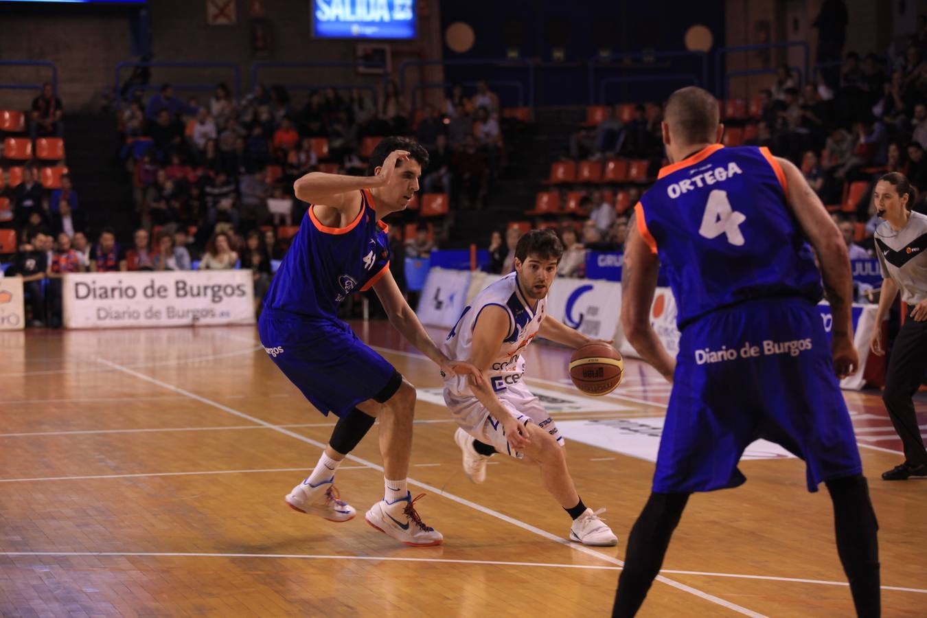 Pasión en la cancha y entre el público durante el Burgos-Cocinas.com (I)