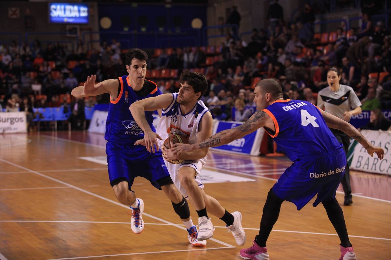 Pasión en la cancha y entre el público durante el Burgos-Cocinas.com (II)