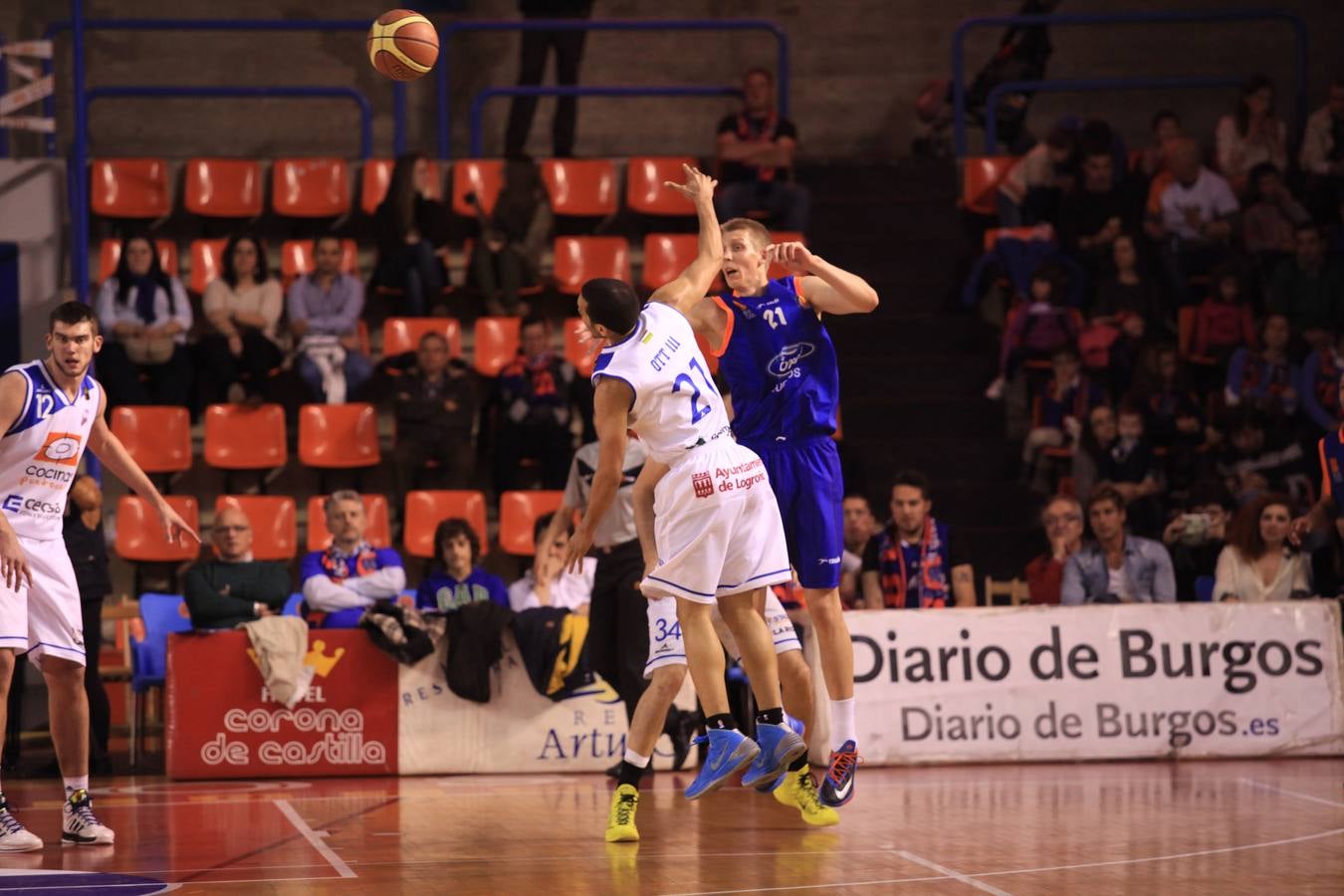 Pasión en la cancha y entre el público durante el Burgos-Cocinas.com (II)